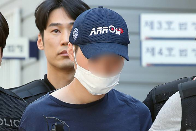 경기 성남시 분당 서현역 묻지마 흉기난동 사건의 피해자 중 1명이 지난 5일 끝내 숨졌다. 사진은 피의자 최씨가 지난 5일 영장실질심사를 받기 위해 출석하는 모습. /사진=뉴스1 