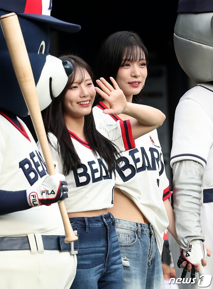 [사진] 프로미스나인 이채영 박지원, 두산베어스 시구·시타