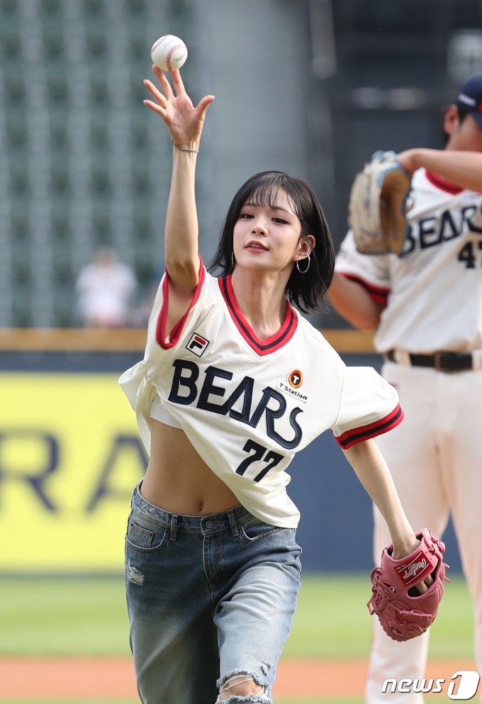 [사진] 시구 나선 프로미스나인 이채영