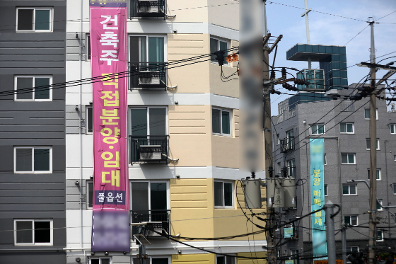 7일 국토교통부와 주택도시보증공사(HUG)에 따르면 전세사기를 당해 살던 집이 경·공매에 넘어갔으나 법률 지식 부족과 생업 등으로 인한 제반 사정으로 도움이 필요한 피해자를 위해 경·공매지원센터가 개소했다. 전세사기피해자는 지원센터를 통해 저렴한 비용으로 법률서비스에 관한 정보를 얻거나 전문가의 대행을 요청할 수 있게 된다./사진=뉴시스