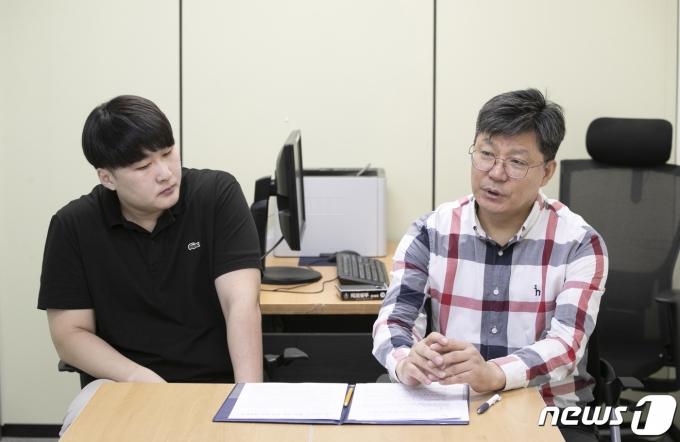 이한민 강북경찰서 경위(오른쪽)와 정회인 경장이 2일 서울 강북경찰서에서 뉴스1과 인터뷰를 하고 있다. 2023.8.2/뉴스1 ⓒ News1 신웅수 기자