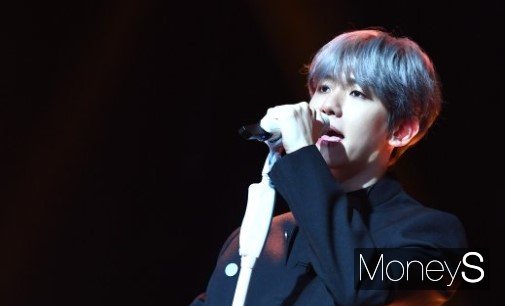 그룹 엑소 백현이 라이브 방송을 통해 자신과 관련한 루머에 대해 해명했다. 사진은 지난 2019년 10월 서울 강남구 삼성동 SAC아트홀에서 열린 첫 솔로 앨범 'City Lights'(시티 라이츠) 쇼케이스 무대에 올라 공연을 펼친 가수 백현. /사진=장동규 기자