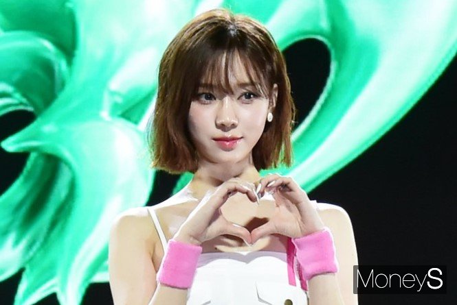  걸그룹 에스파 멤버 윈터(본명 김민정·22)를 살해하겠다는 글이 올라와 경찰이 출동하는 소동이 벌어졌다.  지난 5월 서울 강남구 삼성동 인터컨티넨텔 서울 코엑스 오디토리움에서 열린 세번째 미니앨범 'MY WORLD' 컴백 기자간담회에 참석한 걸그룹 에스파 멤버 윈터. /사진=임한별 기자