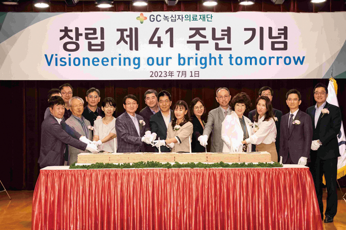 허일섭 GC 회장 일가가 올 들어 GC(녹십자홀딩스)의 지분을 사들이고 있다. GC녹십자의료재단이 지난 6월30일 GC녹십자 목암 빌딩에서 개최한 41주년 창립기념식에서 허일섭 GC 회장, 박용태 GC 부회장, 허용준 GC 대표이사, 허은철 GC녹십자 대표이사 등이 기념 촬영을 하고 있다. /사진=GC녹십자