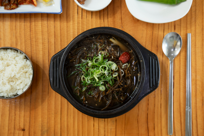 한우곰탕의 듬북이갈비탕. /사진=다이어리알