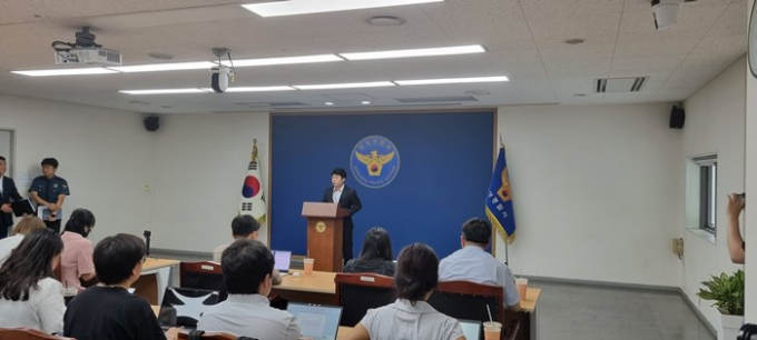 서현역 흉기난동 사건은 피의자 최원종의 정신질환에 의한 범행으로 판단된다고 경찰이 9일 밝혔다. 사진은 이날 '분당 서현역 흉기난동범' 최원종과 관련된 수사 브리핑을 진행 중인 박정원 경기분당경찰서 형사과장. /사진=뉴스1