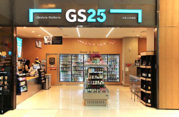 GS리테일의 2023년 2분기 매출은 2조9578억원, 영업이익은 972억원이다. 사진은 GS25 매장. /사진=GS리테일