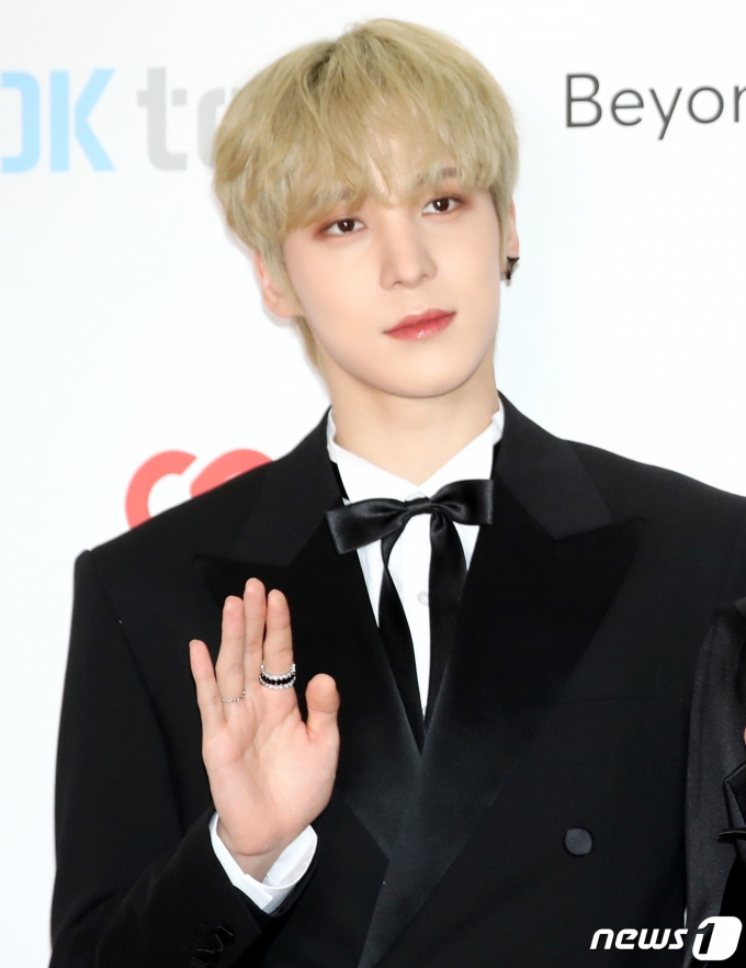 [사진] 에이티즈 윤호, 왕자님 인사