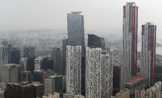 10일 글로벌 부동산 서비스 기업 '세빌스코리아'가 발표한 '2023년 2분기 서울 프라임 오피스 리포트'에 따르면 올해 상반기 서울 오피스 거래규모는 4조4000억원으로, 전년 동기 대비 61% 수준을 기록했다. 지난 2분기 서울 프라임 오피스 시장 공실률은 전분기 대비 0.9%포인트(p) 하락한 1.8%로 집계됐는데 이는 2008년 금융위기 이후 가장 낮은 수치다./사진=뉴스1