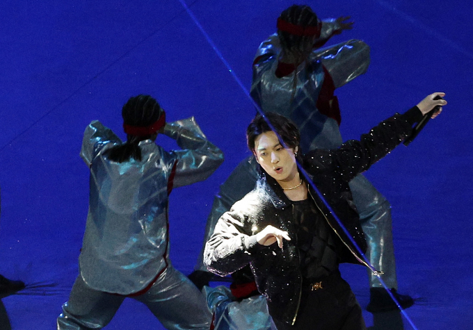 방탄소년단 정국의 '세븐'이 영국 오피셜 싱글차트에서 인기가 지속되고 있다. 사진은 정국이 지난해 카타르월드컵 개막식에서 축하공연을 하던 모습. /사진=뉴스1