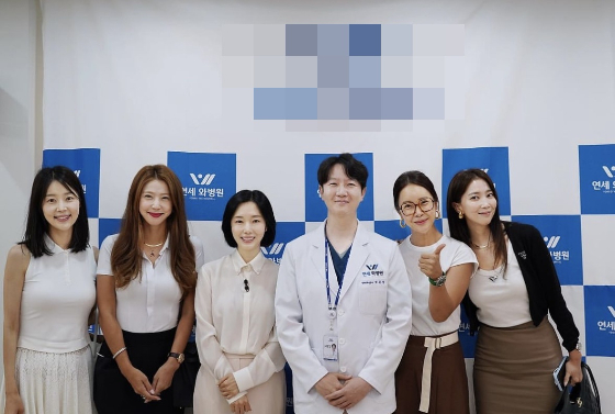 배우 이정현의 남편이 병원을 개원했다. 사진=오윤아 인스타그램