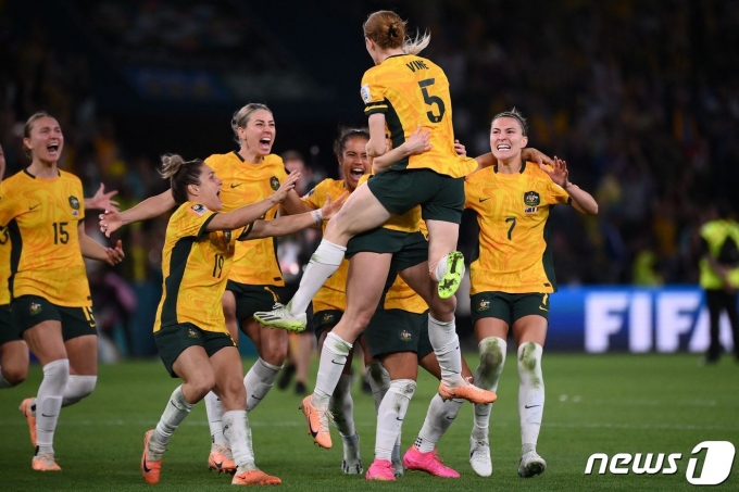 승부차기 끝에 프랑스를 꺾고 여자월드컵 4강에 오른 호주. ⓒ AFP=뉴스1