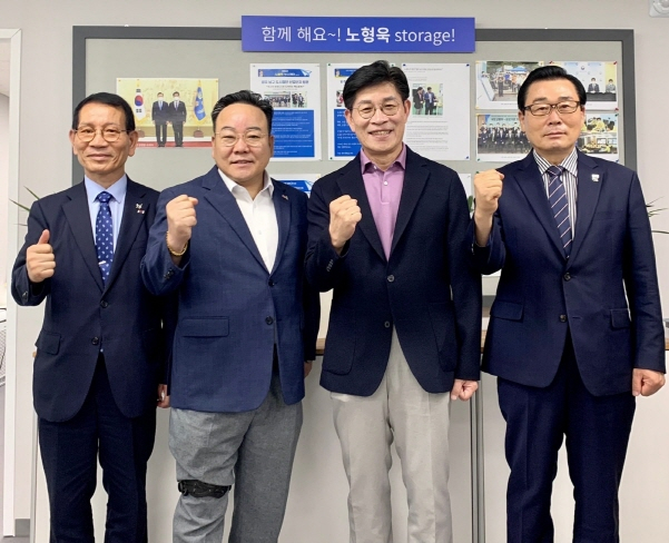 노형욱 전 국토부장관이 14일 5?18 부상자회와 공로자회, 유족회 등 5월 공법단체와 남구소재 경제·국토교통연구소에서 간담회를 갖고 화이팅을 외치고 있다.