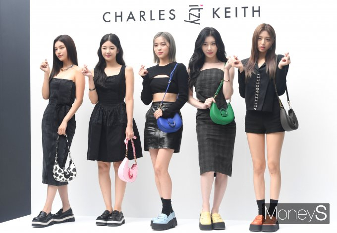 그룹 ITZY(있지)가 악플러들에게 법적 대응을 예고했다. 사진은 지난해 10월 서울 성동구 성수동 오우드에서 열린 '찰스앤키스'(CHARLES & KEITH) 팝업스토어 오픈 기념 포토콜 행사에 참석한 걸그룹 있지. /사진=장동규 기자