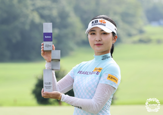 두산건설 위브 챔피언십 정상에 오른 이예원. /사진= KLPGA