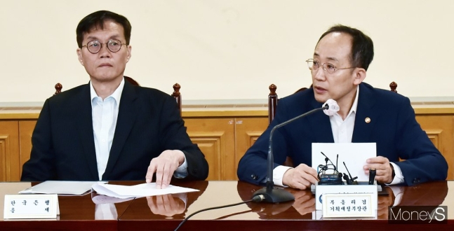 추경호 부총리 겸 기획재정부 장관(오른쪽)과 이창용 한은 총재./사진=임한별 기자