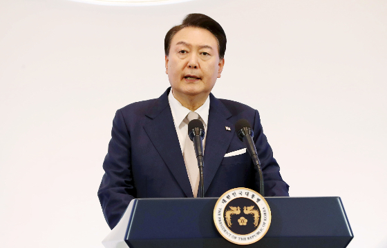 15일 뉴스1에 따르면 이도운 대통령실 대변인은 전일 서면 브리핑을 통해 윤석열 대통령이 태풍 '카눈' 피해를 입은 대구와 강원도 일부 지역과 냉해 피해로 농사에 차질이 생긴 경북 의성·청송군에 대해 특별재난지역을 선포했다고 밝혔다./사진=뉴시스