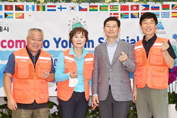 이상일 용인특례시장이 지난 10일 명지대에서 열린 공연행사에서 용인시자원봉사센터 관계자들과 기념촬영을 하고 있다. / 사진제공=용인특례시