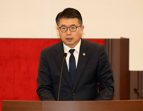 15일 국회에 따르면 장상윤 교육부 차관은 전일 교권회복 보호 강화 방안' 시안 발표 공청회에서 최근 자녀 담임 교사에게 '왕의 DNA'라는 내용이 담긴 편지를 발송하는 등 갑질을 한 교육부 공무원에 대해 공개사과했다./사진=뉴시스