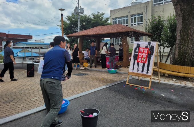 지난 8일 의령군 공무원노조가 군 청사내에서 의령군의회 김규찬 의장과 오민자 의원의 '막말·폭언·반말'에 대한 공개사과를 촉구하며 물풍선 퍼포먼스를 펼치고 있다./사진=의령군 공노조 제공 