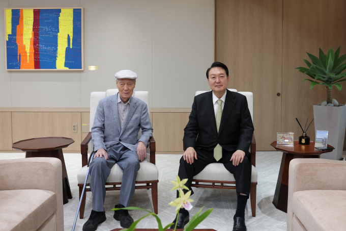 윤석열 대통령의 부친 윤기중 연세대학교 명예교수가 15일 별세했다. 사진은 지난해 7월12일 서울 용산 대통령실을 방문한 윤 명예교수(왼쪽)의 모습. /사진=뉴스1(대통령실 제공) 