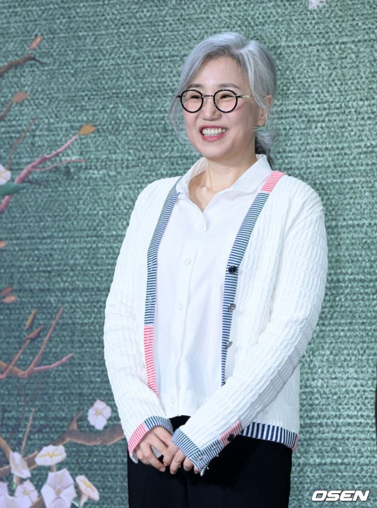 넷플릭스 시리즈 '더 글로리' 제작발표회에서 김은숙 작가가 포토타임을 진행하고 있다. /사진=OSEN 지형준 기자