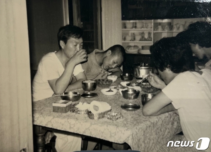 윤석열 대통령의 부친 고 윤기중 연세대 명예교수가 15일 향년 92세를 일기로 별세했다. 사진은 윤 대통령 가족 사진. (대통령실 제공) 2023.8.15/뉴스1 ⓒ News1 오대일 기자