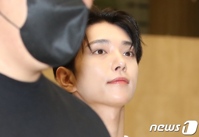 세븐틴 조슈아가 해외 일정을 위해 17일 오후 김포국제공항에 도착해 일본으로 출국하고 있다. ⓒ News1 권현진 기자