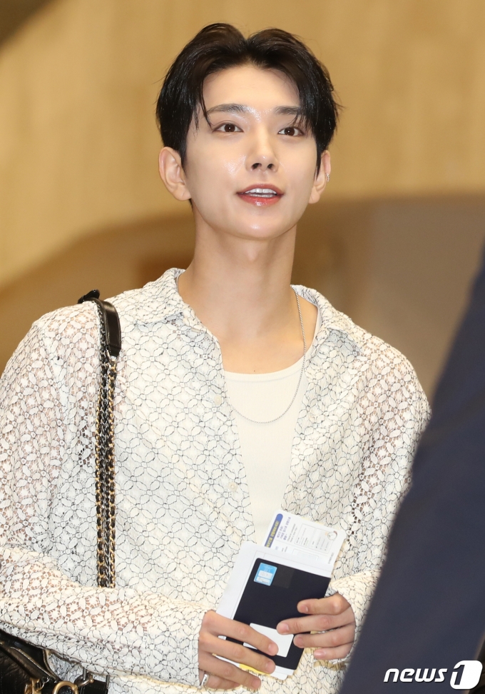 세븐틴 조슈아가 해외 일정을 위해 17일 오후 김포국제공항을 통해 일본으로 출국하고 있다. ⓒ News1 권현진 기자
