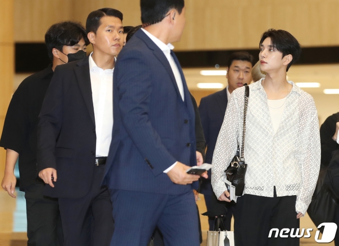 세븐틴 조슈아가 해외 일정을 위해 17일 오후 김포국제공항에 도착해 출국장으로 이동하며 환호하는 팬을 바라보고 있다.  ⓒ News1 권현진 기자
