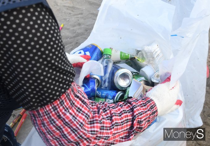 '수북이 쌓인 맥주캔'/사진=장동규 기자