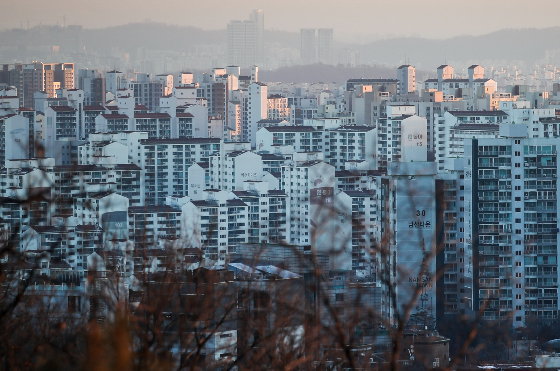 19일 부동산 정보제공 업체 '부동산R114'가 발표한 '수도권 APT 시황'에 따르면 8월 셋째주 수도권 전역의 아파트 가격 변동이 진정 국면에 접어들었다. 서울 아파트값은 7주 연속 보합세(0.00%)를 유지하고 있다. 정주여건과 입지에 따라 수도권 아파트 매매가의 지역별 혼조세는 계속될 전망이다./사진=뉴시스