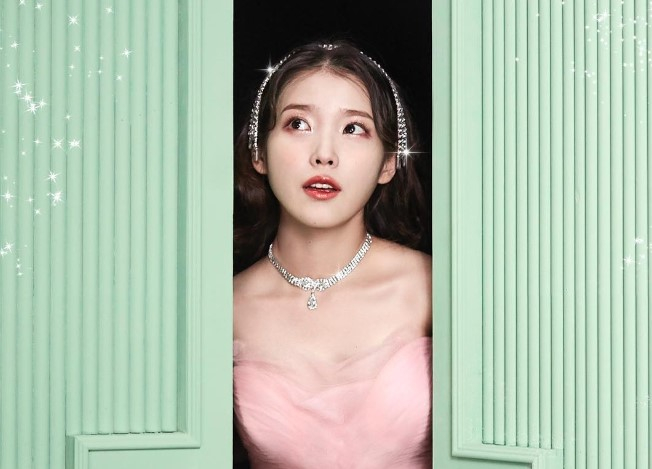 가수 아이유가 데뷔 15주년 기념으로 열린 자신의 전시회에 탈을 쓰고 등장했다. /사진=아이유 인스타그램
