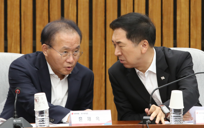 국민의힘 지도부와 수도권 의원들 간 엇갈린 표심 분석으로 당내 통합이 불투명해졌다. 사진은 김기현 국민의힘 대표(오른쪽)와 윤재옥 원내대표가 지난 18일 서울 여의도 국회에서 열린 민·당·정 협의회에서 대화를 나누는 모습. /사진=뉴스1