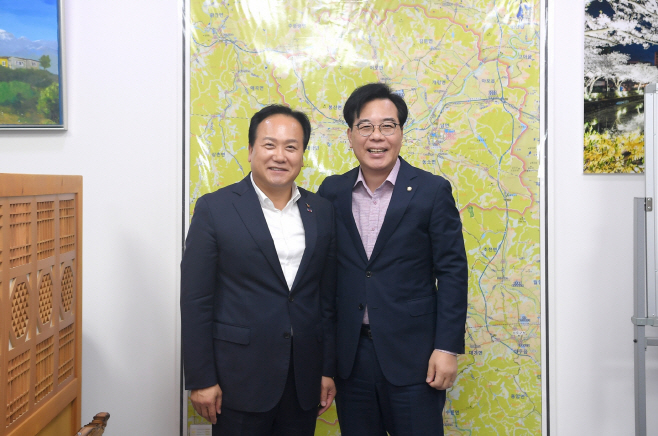 이권재 오산시장(왼쪽)이 17일 국회에서 송언석 국민의힘 의원에게 다음해 오산 주요 국비 건의사항을 설명하고 협조를 요청한 뒤 함께 기념촬영하고 있다. / 사진제공=오산시