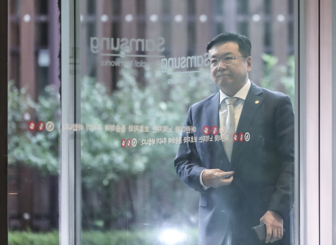  이찬희 삼성준법감시위원회(준감위) 위원장이 18일 오전 전국경제인연합회(전경련) 재가입 논의를 위한 임시회의가 열리는 서울 서초구 삼성생명 본사 사옥에 들어서고 있다. / 사진=뉴시스 김근수 기자 