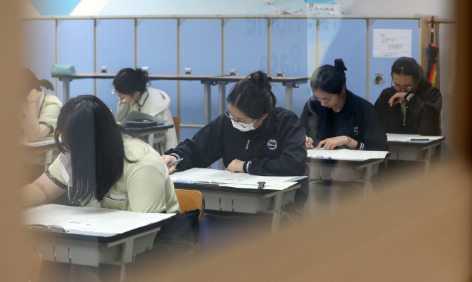 오는 11월16일 실시되는 2024학년도 대학수학능력시험(수능) 원서 접수가 오는 24일부터 시작된다. 사진은 지난 7월11일 부산 남구 예문여자고등학교 3학년 교실에서 수험생들이 시험 문제를 푸는 모습. /사진=뉴스1