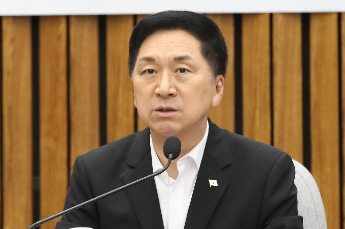 김기현 국민의힘 대표가 이재명 더불어민주당 대표에 대한 구속영장을 국회 비회기 중 청구할 것을 촉구한 민주당에 대해 '특권의식'에 빠졌다고 비판했다. 사진은 지난 18일 서울 여의도 국회에서 열린 농축수산업계 지원 및 문화·예술계 등 소비증진을 위한 청탁금지법 시행령 개정 민·당·정 협의회에서 모두발언을 하는 김 대표. /사진=뉴스1