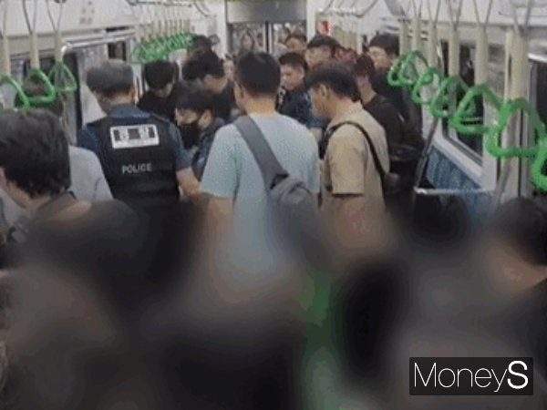서울 지하철 2호선 안에서 흉기를 휘두른 50대 남성이 경찰에 체포됐다. 사진은 19일 서울 지하철 2호선에서 흉기를 휘두른 50대 남성이 경찰에 체포된 모습. /사진=온라인 커뮤니티