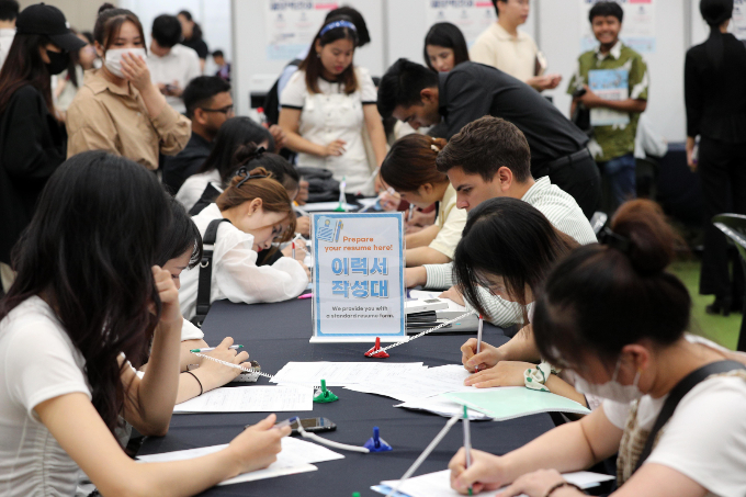 외국인의 국민연금 가입이 크게 증가한 것으로 조사됐다. 사진은 지난달 20일 부산 동구 부산항국제전시컨벤션센터(BPEX)에서 외국인 유학생들이 이력서를 작성하는 모습. /사진=뉴시스