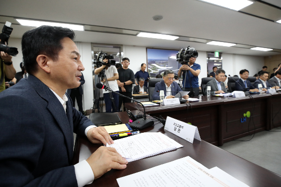 21일 정치권에 따르면 국토교통부가 오는 10월 전후로 발표하겠다고 밝힌 전관 카르텔 혁파와 관련한 구체적인 방안에 한국도로공사 등 도로 전관에 대한 문제에 대응할 수 있는 조치도 포함될 것으로 보인다. 지난해 도로공사는 퇴직자 단체인 '도성회'가 고속도로 휴게소와 주유소를 독점 운영하는 자회사를 출자, 최근 5년간 약 50억원의 배당금을 받아간 것으로 알려지며 논란이 일었다./사진=뉴시스