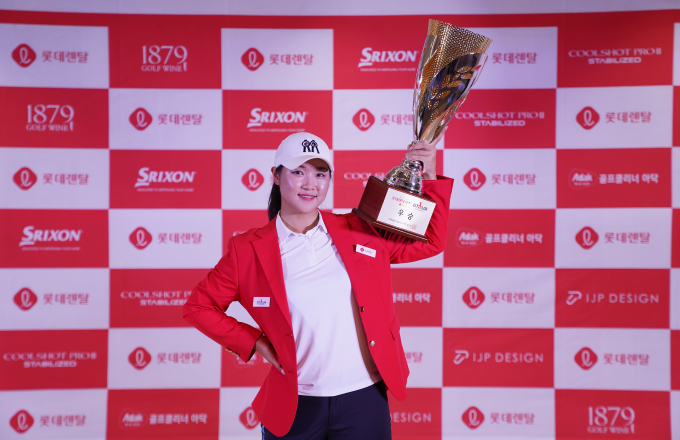 롯데렌탈 롯데렌터카 GTOUR WOMEN'S 5차 대회 정상에 오른 조예진이 우승컵을 들고 기념 촬영을 하고 있다. /사진= 골프존