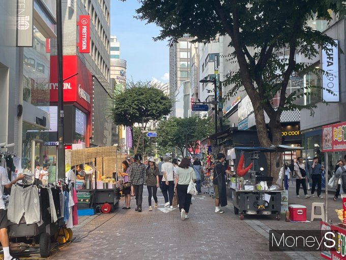 명동거리 바가지 요금 논란에 서울시가 특별점검에 나섰다. 지난 21일 서울 중구 명동 거리의 모습. /사진=방민주 기자