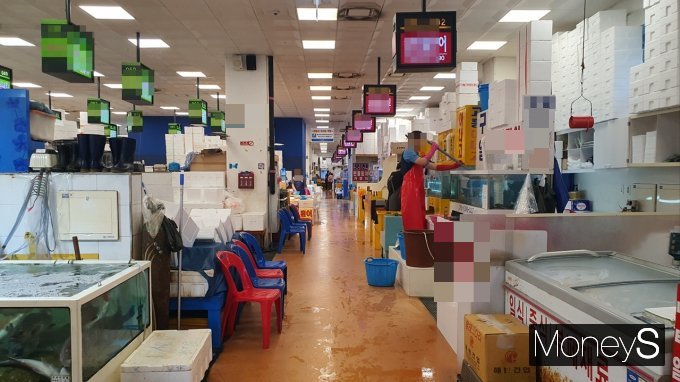 노량진시장 한 상인은 일본 오염수 방류에 화를 내며 걱정이 크다고 말했다. /사진=정원기 기자