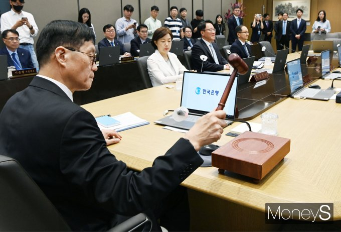 이창용 한국은행 총재가 13일 서울 중구 남대문로 한국은행 본관에서 진행된 금융통화위원회 정례회의에서 의사봉을 두드리고 있다./사진=공동취재단