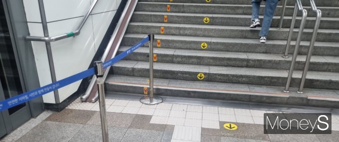 안전도우미가 있다는 사실 자체가 승객들로 부터 질서있는 지하철 이용을 도모해 안전하다고 느낀다는 시민도 있었다. 사진은 지난 24일 광화문역 출입구 계단의 통행방향이 표시되고 분리된 모습. /사진=최자연 기자