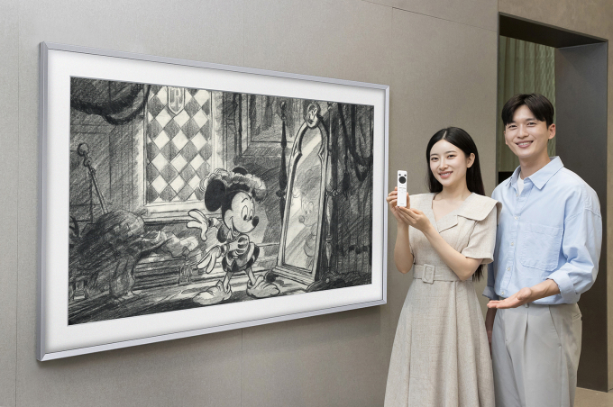 삼성전자 모델이 삼성스토어 대치점에서 라이프스타일 TV '더 프레임 디즈니 100주년 에디션'을 소개하고 있다. / 사진=삼성전자