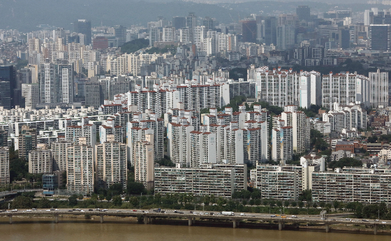 25일 한국토지주택공사(LH) 토지주택연구원은 최근 'LHRI Focus 12호'를 발표, 현재 정부가 시행 중인 정비사업의 한계가 계속해서 지적되는 가운데 문제 해결을 위해선 각 도심사업의 도입 취지와 지역 특성에 맞는 특성화가 필요하다고 제언했다. 정부는 도심사업에서의 토지 활용 측면에서 종합적 지원체계를, 공공기관은 민간과 협력하는 동시에 공익성을 추구하는 전략적 사업 참여가 요구된다는 의견이다./사진=뉴스1