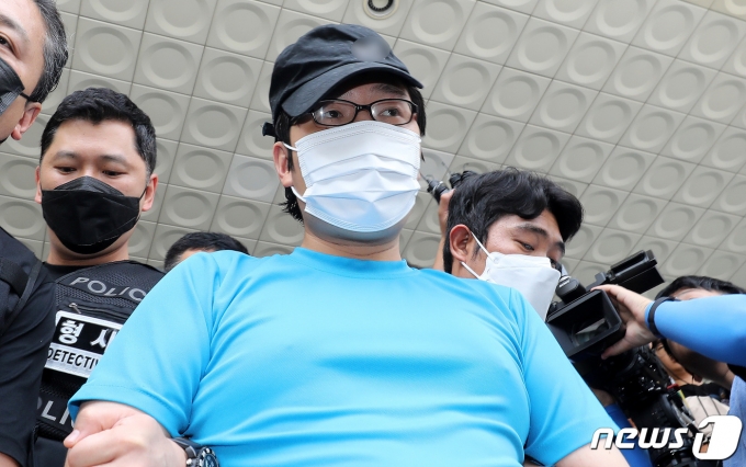 최윤종이 19일 영장실질심사를 받기 위해 서울 관악경찰서를 나서고 있다. 2023.8.23/뉴스1 ⓒ News1 박지혜 기자