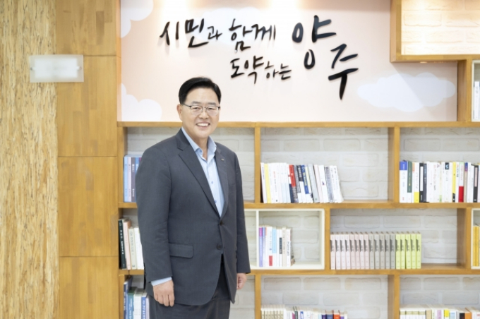강 시장은 "민선 8기 출범 이후 과거 답습해오던 사고와 관행을 단절하고 과감한 개혁과 혁신행정을 펼치며 1분 1초도 허투루 사용하지 않고 숨 가쁘게 달려온 시간이었다"고 소회를 밝혔다. / 사진제공=양주시